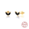 Détail des boucles d'oreilles en argent S925 plaqué or avec pierres noires marquise - Or-Noir