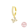 Elegante orecchino a cerchio in argento 925 placcato oro con ciondolo lettera M - Lettera M / Oro