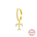 Orecchino huggie in argento S925 dorato con ciondolo a lettera T in zircone - Lettera T / Oro