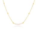 Detalle del collar de cadena dorada con nueve perlas blancas naturales en blanco - Cadena fina dorada-Perlas equidistantes