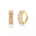 Vue détaillée des boucles d'oreilles huggie dorées avec cristaux roses rectangulaires - Boucles d'Oreilles Huggie en Pierre Rose Pavé / Or/Rose