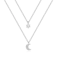 Dettaglio macro della collana doppia in argento S925 con luna crescente e zircone - Argento