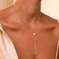 Primer plano detallado de un collar en Y de plata S925 dorada con perlas blancas - Forma de Y dorada-Diseño de perla doble tipo lazo