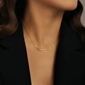 Detalle de un collar dorado con eslabones ovales y cuatro perlas pequeñas en el cuello - Minimalista dorado-Eslabón rectangular hueco con perla