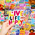 Adesivo in vinile impermeabile con testo Live Life Happy e design colorato - Stile Motivazionale Inglese Disegnato a Mano (T01042230)