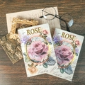 Taccuino vintage con rose e scritte dorate su superficie in legno scuro - Stile Rosa Vintage(T01042252)