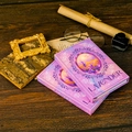 Taccuini rigidi a tema lavanda con illustrazioni vintage su superficie di legno scuro - T01042253