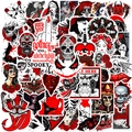 Vista macro di adesivi horror gotici con teschi rosso scuro e motivi punk art - Stile Artistico Gotico Horror (T01040424)