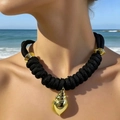 Collier en corde noire tressée avec pendentif coquillage doré poli porté à la plage - Style Corde Noire Conque Dorée (32423-nek-black-EP)