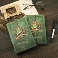 Retro groen notitieboek met magisch slangenembleem op donkere houten ondergrond - Mystiek / Groene Slangenwapen (T01042001)