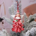 Weihnachtsengel-Anhänger mit roten Streifen, weißen Flügeln und Zuckerstange am Baum - Kleiner Engel