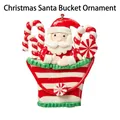 Weihnachts-Schneemann-Figur in einem roten Eimer mit Zuckerstangen-Dekoration - Weihnachtsmann im Eimer