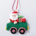 Weihnachtsanhänger grüner LKW aus Fimo mit Weihnachtsmann und Geschenken am Band - Auto Weihnachtsmann