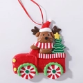 Weihnachtsanhänger Rentier-Hund im roten Auto mit Weihnachtsbaum und rotem Band - Auto Rentier