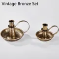 Antikes Bronze-Kerzenhalter-Set mit handgehämmerter Textur und runden Griffen - Bronze Groß Und Klein Kombination