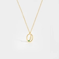 Primer plano del collar de plata S925 dorada con circonitas de colores en estilo constelación - Aries