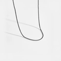 Primer plano del collar tennis de plata esterlina S925 con piedras negras engastadas - Oro Blanco [Negro]