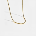 Primer plano de un collar tenis dorado minimalista con piedras de circón negro brillo - Oro de 18k [Negro]