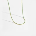Vue détaillée du collier tennis doré avec pavage de cristaux de couleur sarcelle - Or 18k [Bleu Clair]