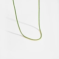 Gros plan sur un collier tennis élégant en argent s925 avec zircons verts - Or 18K Pierre Verte