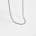 Gros plan du collier tennis en argent avec pierres bleues saphir et sertissage à griffes - Or Blanc [Bleu]
