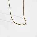 Détail d'un collier tennis doré avec des petites pierres de zircon bleu sur fond blanc - Or 18k [Bleu]
