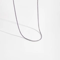 Vue macro détaillée d'un élégant collier tennis en argent 925 avec des pierres violettes - Platine Pierre Violette