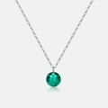 Vue détaillée d'un collier en argent S925 avec pendentif en émeraude verte ronde - Or Blanc avec Pierre Bleue