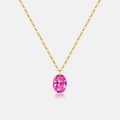 Vista macro de un collar de plata S925 bañada en oro con un colgante ovalado de gema rosa - Oro de 18K [Piedra Púrpura]