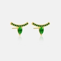 Primer plano de pendientes dorados con gotas de esmeralda verde y cristales finos - Plata 925 / Dorado (Piedra Verde)