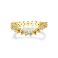 Luxuriöser goldener Wellenring mit bunten Zirkoniasteinen auf weißem Hintergrund - US 6 / 18K-Gold