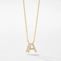 Gros plan du pendentif lettre A en argent s925 orné de pierres de zircon brillantes - Lettre A / Or