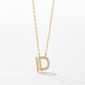 Gros plan d'un collier en argent s925 doré avec un pendentif lettre D serti de cristaux - Lettre D / Or