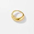 Detalle del sello S925 grabado en un anillo dorado pulido con diseño irregular grueso - US 6 / Chapado en oro 18K