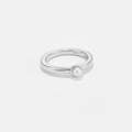 Detalle de anillo de plata S925 con perla blanca redonda y sello de autenticidad - US 6 / Oro blanco