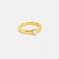 Anillo minimalista de plata S925 bañada en oro con una pequeña perla blanca redonda - US 6 / Chapado en oro 18K