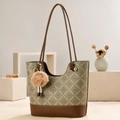 Tragetasche mit Gänseblümchenmuster, braunem Monogramm und niedlichem Puppenanhänger - 32*10.5*26 / Khaki