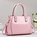 Rosa Handtasche mit Krokodilmuster, goldenen Beschlägen und abnehmbarem Schultergurt - Rosa