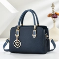 Borsa a mano blu scuro con trama intrecciata, dettagli azzurri e finiture dorate - Blu