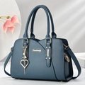 Sac à main bleu marine en cuir grainé avec breloque cœur perle et détails dorés - 29*12*19 / Bleu
