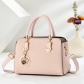 Borsa a mano rosa chiaro a trama intrecciata con ciondolo a cuore e tracolla rimovibile - Rosa