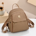 Brauner Mini-Rucksack mit Karomuster, Lederbesatz und goldenen Details in Seitenansicht - 21*16*26 / Dunkelbeige