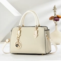 Borsa beige a trama intrecciata con dettagli dorati e ciondolo a cuore floreale - Bianco Sporco