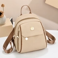 Minimalistischer beiger Rucksack mit braunem Kunstlederbesatz und goldener Metallplatte - 21*16*26 / Hellbeige