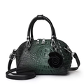 Bolso de mano verde oscuro con relieve de cocodrilo, colgante flor y correa larga - Verde