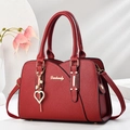 Elegante bolso de mano rojo con colgante de corazón y logo dorado para mujer - 29*12*19 / Burdeos