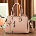 Borsa a mano rosa cipria con fiocco, trama litchi e dettagli dorati su legno - 31*13*23 / Rosa nudo