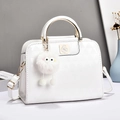 Borsa trapuntata bianca con manico dorato, logo uccello e ciondolo a mostro di peluche - Bianco