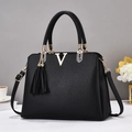 Détail de la texture grain lychee noire sur le sac à main avec logo en métal doré V - 32x13x23cm / Noir