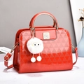 Borsa rossa lucida con motivi a triangolo e ciondolo di peluche per donna - Rosso